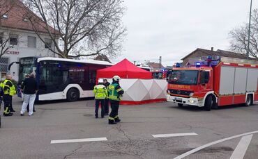 Fußgänger stirbt bei Unfall mit Linienbus