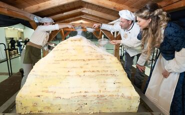Dresdner Bäcker arbeiten an Riesenstollen für das Stollenfest
