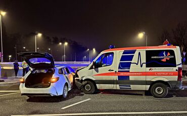 POL-S: Auto und Krankentransportwagen stossen zusammen Stuttgart-Bad Cannstatt (ots)