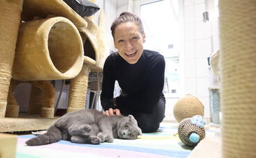 Katze Booka und Manuela Dilger