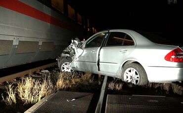 Auto auf Bahnübergang von ICE erfasst