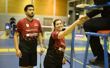 Das übliche Händeschütteln mit dem Schiedsrichter absolvierten Alan Erben und Nadine Wahl nach dem Mixed gegen den TuS Geretsrie