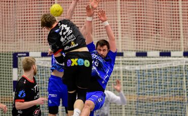 Alexander Bischoff (blaue Spielkleidung) und der TV Bittenfeld II standen gegen Lasse Schmid (beim Wurf) und den TV Erlangen-Bru