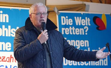 Emil Sänze ist neben Markus Frohnmaier Co-Chef der AfD Baden-Württemberg. Das Foto zeigt ihn bei einer Demo in Stuttgart.