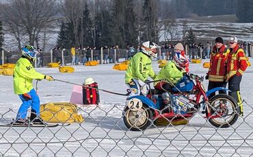 Das Skijöring-Sidecar-Team mit Fahrer Gernot Galle (MSC Rudersberg/MSC Roßhaupten), Beifahrer Tim Hermann (Rudersberg) und Skifa