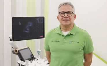 Dr. Axel Michels sagt, 20 bis 30 Prozent seiner Patientinnen und Patienten hätten nicht in die Praxis kommen müssen.