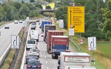 Stau nach Unfällen auf der B29 bei Winterbach. (Symbolfoto)