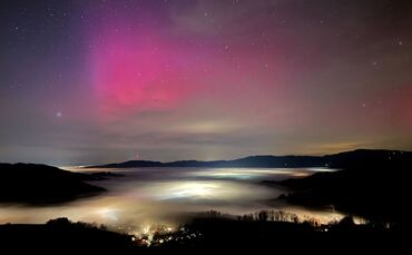 Rosafarbenes Polarlicht erleuchtet den Himmel.