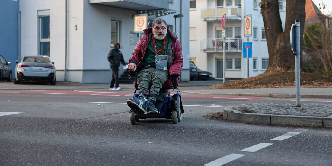 Theo Chatziavramidis überquert die Devizesstraße aus einer nahegelegenen Einmündung, damit er so wenig Bordsteine wie möglich pa