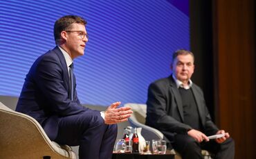 Manuel Hagel, Spitzenkandidat der CDU im Landtagswahlkampf, im Gespräch mit Chefredakteur Frank Nipkau beim Wahlforum des Zeitun
