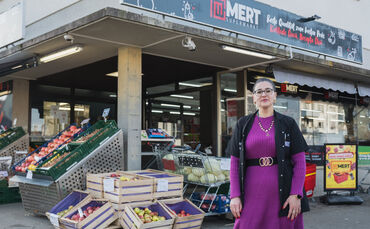 Leyla Altunkilic arbeitet im neuen Mert Supermarkt in der Silcherstraße 81 in Schorndorf.