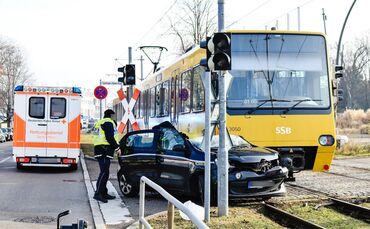 In Fellbach ist es am Samstag zu einem Unfall zwischen einer Straßenbahn und einem Auto gekommen.