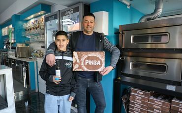 Francesco Palopoli und sein Sohn Giuseppe vor dem neuen Pinsa-Ofen.