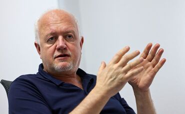 Dr. Matthias Müller-Eißfeldt, Orthopäde aus Schorndorf, wünscht sich, es wäre in seinem Fachgebiet wie bei den Zahnärzten. Er kr