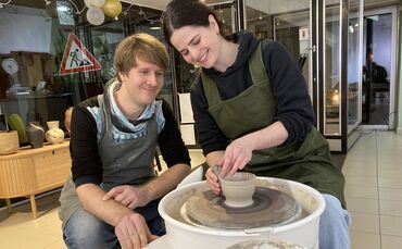 Clara Kraus an der Scheibe. Zusammen mit Sebastian Henke betreibt sie die Töpfer-Manufaktur.