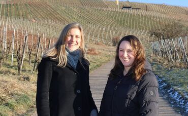Die evangelische Pfarrerin (rechts) mit ihrer Freundin Susanne Wolff in den Weinbergen von Großheppach. Der gemeinsame Fantasy-R