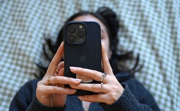 Junge Frau mit Smartphone