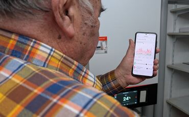 Peter Rieger (84) kontrolliert per App den Stromverbrauch seiner Heizung.
