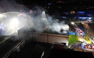 Sporthalle in Laudenbach brennt