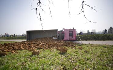 Der Lastwagen hatte Erde geladen und kippte um.