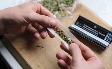 Cannabis in kleinen Mengen darf man besitzen. Unter Cannabis-Einfluss Auto zu fahren, ist nach wie vor verboten.