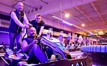 Das Team in Fellbach auf der neuen Kartstrecke: Thomas Tap (links hinten), Moritz Liebelt (rechts hinten) und Valentin Wittenber
