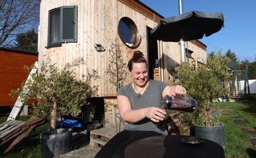 Janina Franziskus ist vor einem Jahr in ihr autarkes Tiny-House in Haubersbronn eingezogen.