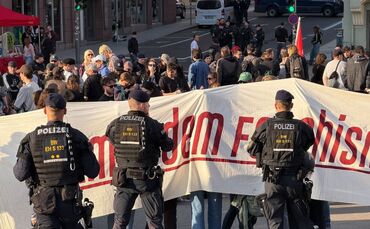 Polizeibeamte kesselten Gegendemonstranten aus dem linken Spektrum bei der Versammlung der Querdenker-Szene in Stuttgart ein.