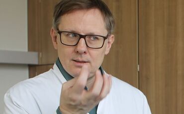 Auf die saubere Hand kommt's an! Dr. Torsten Ade von den Rems-Murr-Kliniken.