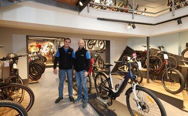 Jürgen Seeger und Tobias Pfister (rechts) in den komplett neu gestalteten Verkaufsräumen.