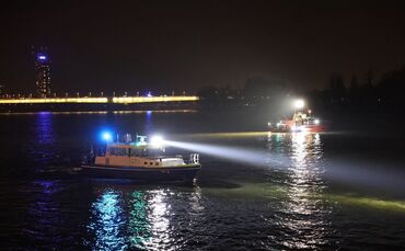 PKW fährt in den Rhein - eine Person lebensgefährlich verletzt
