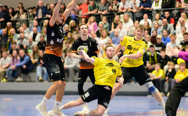 Robin Lidle (mit Ball) erzielte im Derby gegen den VfL Waiblingen sechs Treffer für die SG Weinstadt.