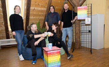 Freuen sich aufs "Queer Café" im Kulturhaus Schwanen: Von links: Peggy Dieterich (stv. Abteilungsleiterin der Kinder-und Jugendf