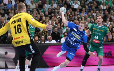 Torben Matzken (beim Wurf, gegen Tomas Mrkva, hinten Blaer Hinriksson) machte beim 29:29-Remis des TVB Stuttgart in Leipzig ein 