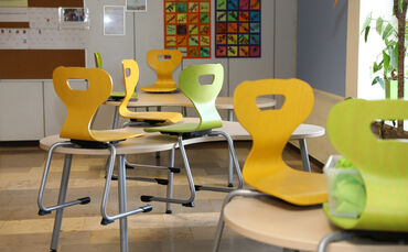 Stehen die Stühle in den Grundschulen in Waiblingen bald früher oben? (Symbolfoto)