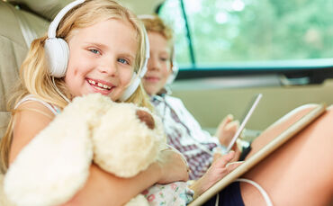 Gerade auf Autofahrten können Kinderpodcasts sinnvoll die Langeweile vertreiben. Der Waiblinger Kiebitz 2026 bietet dabei tolle