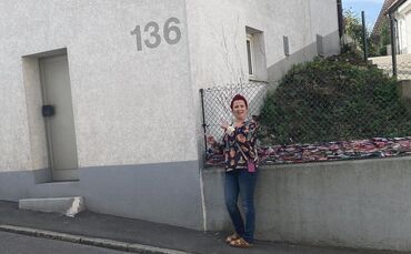 Diana Stabl am Hintereingang ihres Hauses in der Bittenfelder Schillerstraße. Der Vordereingang ist von der Straße abgewandt.