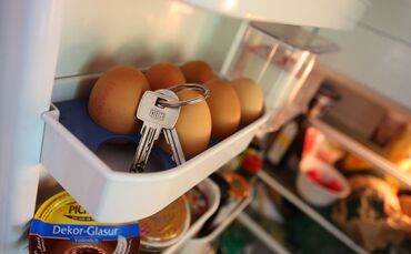 Schlüsselbund liegt im Eierfach eines Kühlschranks