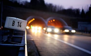 Ein Schwertransporter touchiert die Decke des Leutenbach-Tunnels -mit verheerenden Folgen. (Symbolfoto)