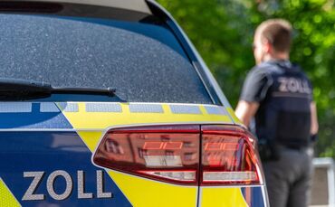 In einem Fernreisebus werden die Zollbeamten fündig. (Symbolbild)