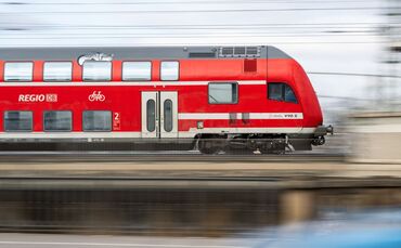 Nach dem tödlichen Angriff auf einen Zugbegleiter sollen Doppelbesetzungen für mehr Sicherheit im Zug sorgen. (Symbolbild)