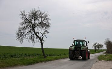 Teurer Sprit für die auf Feldern benötigten Maschinen belastet Obst- und Gemüsebauern. (Archivbild)