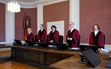 Der II. Senat des Bundesfinanzhofs, in der Mitte die Vorsitzende Richterin Franceska Werth.