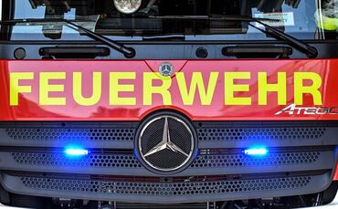 Die Feuerwehr ist zu einem Grillunfall in Steinenbronn ausgerückt. (Symbolbild)