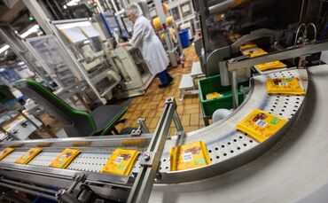 Ritter Sport hat seit kurzem leichtere Schokoladentafeln im Angebot. (Archivbild)