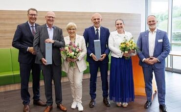 Abschied mit Blumen, Wein und vielen schönen Erinnerungen: Anästhesie-Chefarzt Dr. Heiner Lange (2.v.l.) und Nachfolger Dr. Robe