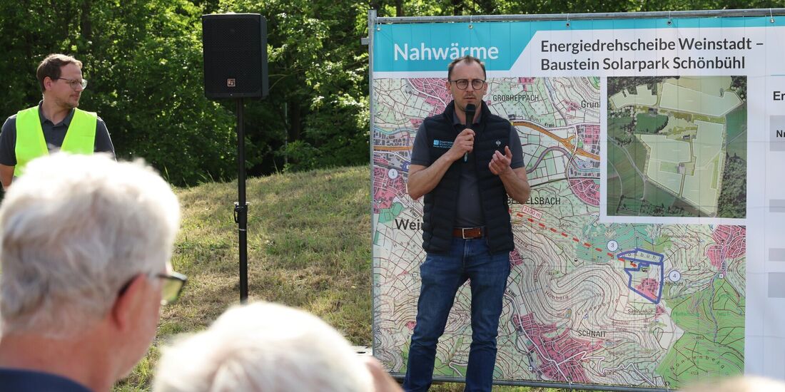 Stadtwerke-Chef Meier (Mitte) erklärt in Endersbach das neue Großprojekt der Energiedrehscheibe.