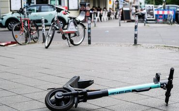 Ein E-Scooter darf immer nur von einer Person benutzt werden. (Symbolbild)