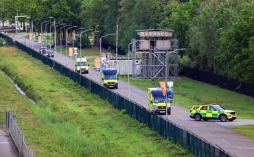 Rettungswagen erreichen den Flughafen Eindhoven.