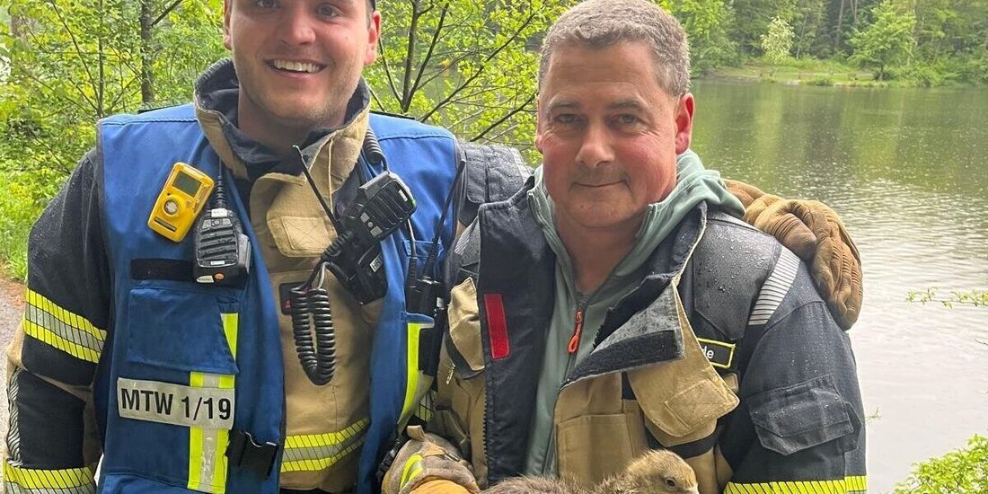 Ebnisee: Die Babygans hatte einen Angelhaken im Schnabel, die Freiwillige Feuerwehr Kaisersbach rettete sie. Auf dem Bild: Thilo